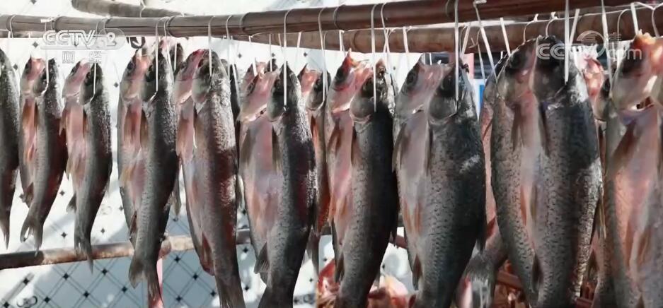 湖北武汉汉正街年味浓 卡通饰品养生干货热销(图2)