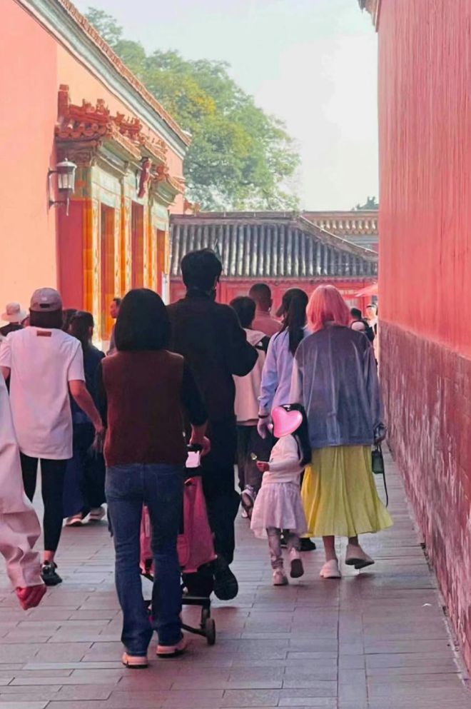 张若昀、唐艺昕带女儿游故宫一家三口合照刷屏这才是文化自信！(图1)