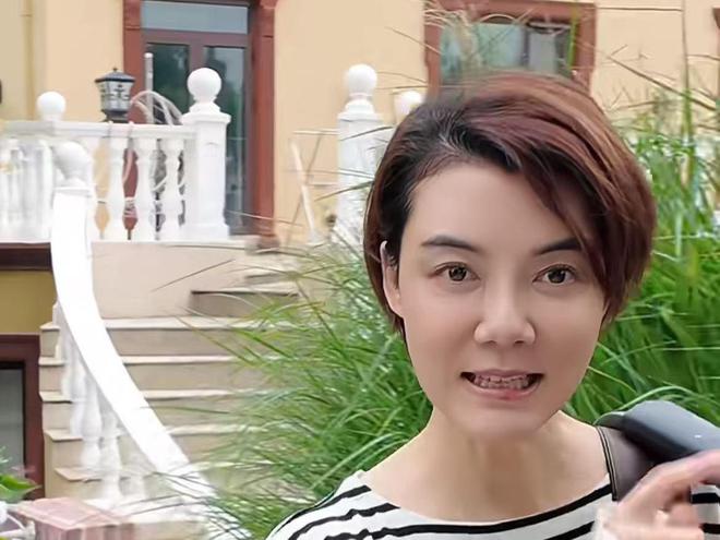 42岁车晓晒独居生活一人住别墅在小院摘苹果单身12年不孤单(图8)