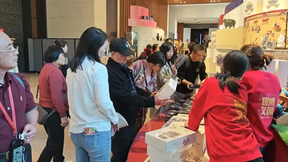 看丹观察丨“被老祖宗的顶级审美震撼到！”凤冠冰箱贴爆火并非偶然！(图2)