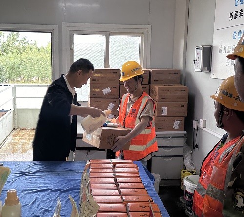 “节日慰问 情系工友”中建二局装饰公司慰问一线职工活动(图2)