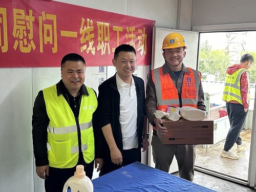“节日慰问 情系工友”中建二局装饰公司慰问一线职工活动(图3)