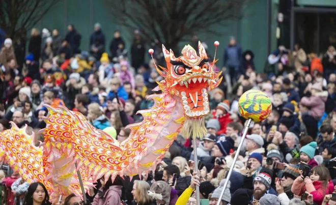 70万人挤爆伦敦过春节？2025年我们提前抢位！(图5)