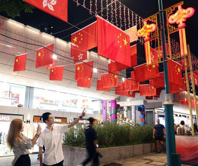 贺国庆 添光彩 中国结霓虹耀香江(图2)