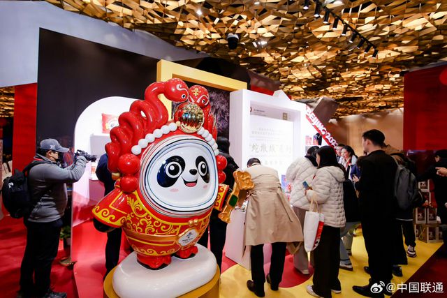 顶流回归！市民排队抢购“蛇墩墩” 二手市场最高溢价超600%(图4)