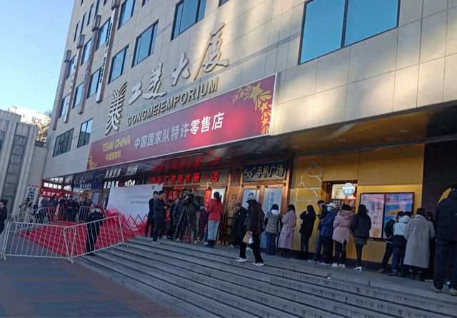 顶流回归！市民排队抢购“蛇墩墩” 二手市场最高溢价超600%(图1)