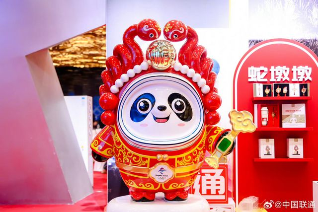 顶流回归！市民排队抢购“蛇墩墩” 二手市场最高溢价超600%(图2)