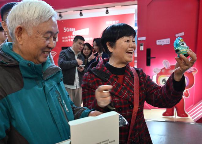 “顶流”明星“蛇墩墩”驾到！中国联通首发盛宴引爆抢购热潮(图2)