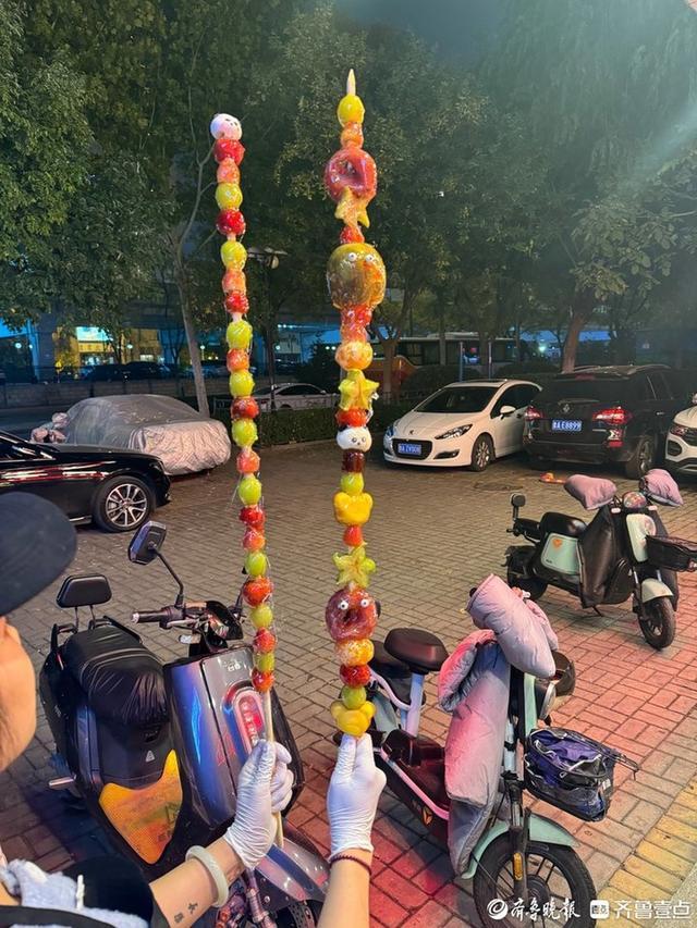 “1米大串”冰糖葫芦在多地走红有店主从早穿到晚(图2)