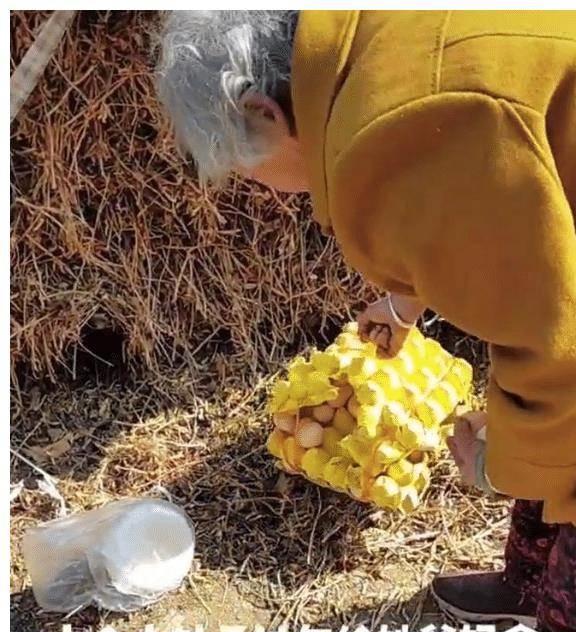 云南一女子把6个小姑子送娘家的礼品摔在门外得知原因网友炸锅(图2)