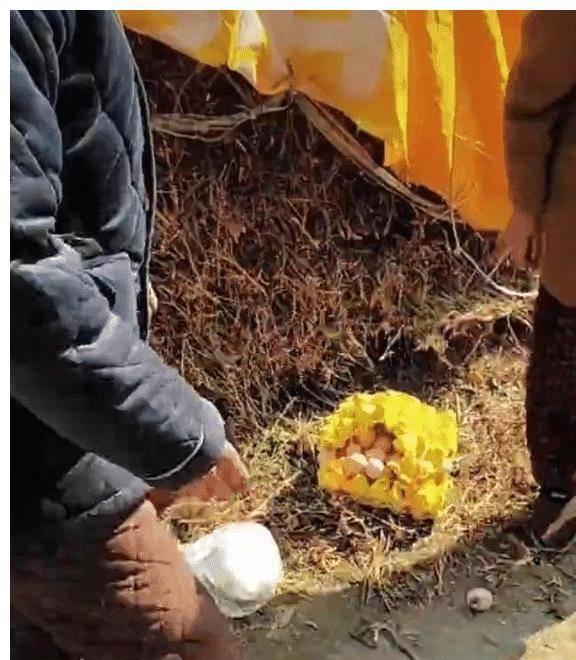 云南一女子把6个小姑子送娘家的礼品摔在门外得知原因网友炸锅(图3)