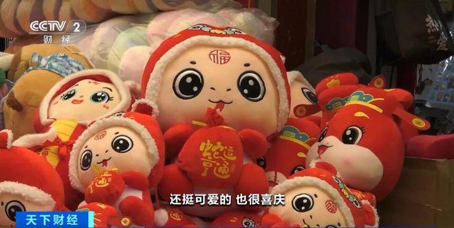 “蛇”我其谁！新年临近 蛇年生肖饰品走俏市场(图2)