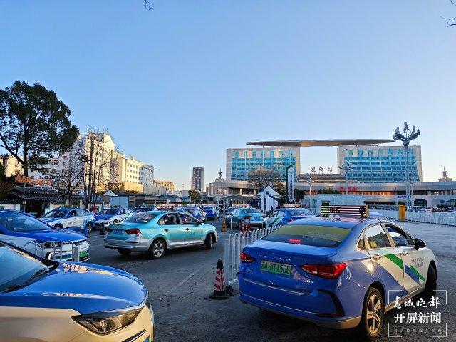 金殿、大观楼元素装点车身！昆明特色出租车迎2025年元旦、新春(图3)