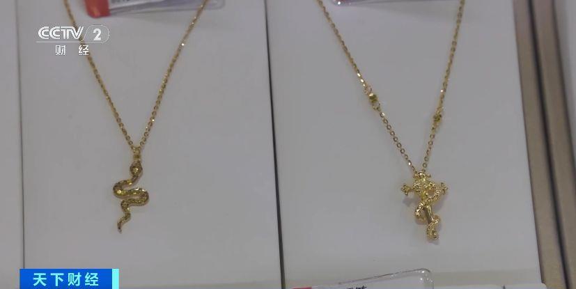 “蛇”我其谁!新年临近蛇年生肖饰品走俏(图3)