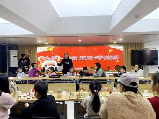 威海经开区：中外友人迎新年 体验“山东手造”魅力(图1)