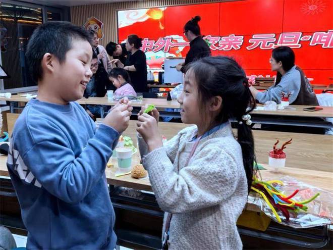 威海经开区：中外友人迎新年 体验“山东手造”魅力(图3)