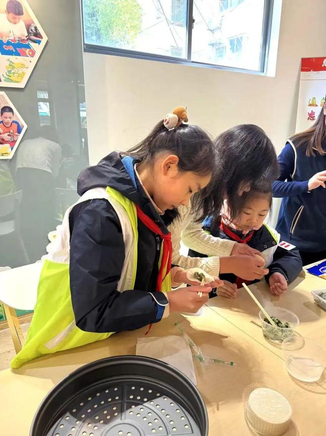 迎新年！他们在睦邻中心共“包”幸福(图2)