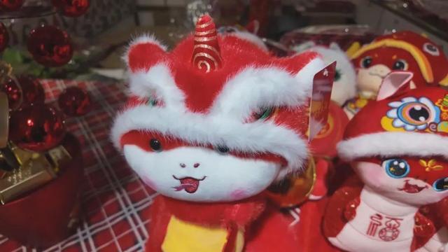 蛇年氛围渐入佳境特色商品热销市场(图5)