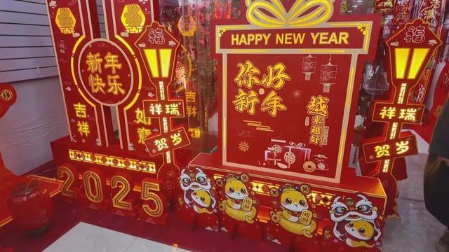 蛇年氛围渐入佳境特色商品热销市场(图2)