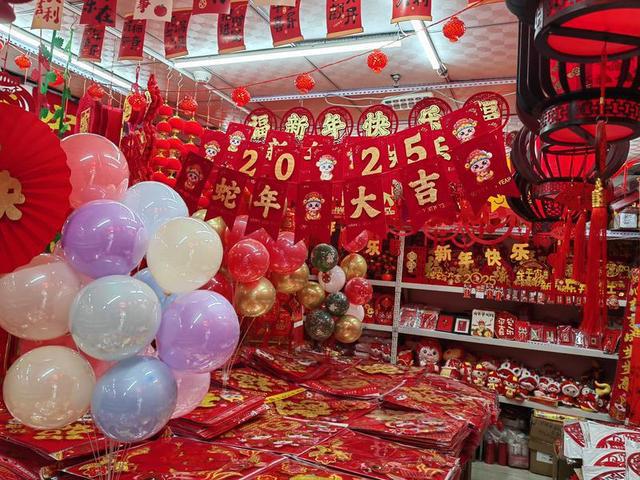 年味儿来了！烟台批发市场蛇年节庆用品“已就位”(图2)