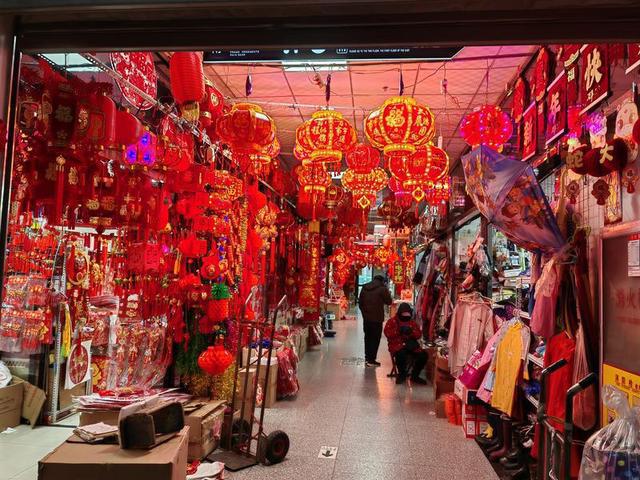 年味儿来了！烟台批发市场蛇年节庆用品“已就位”(图3)