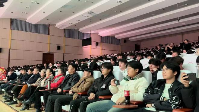 信阳工程职业学院举办迎新春戏曲晚会(图2)