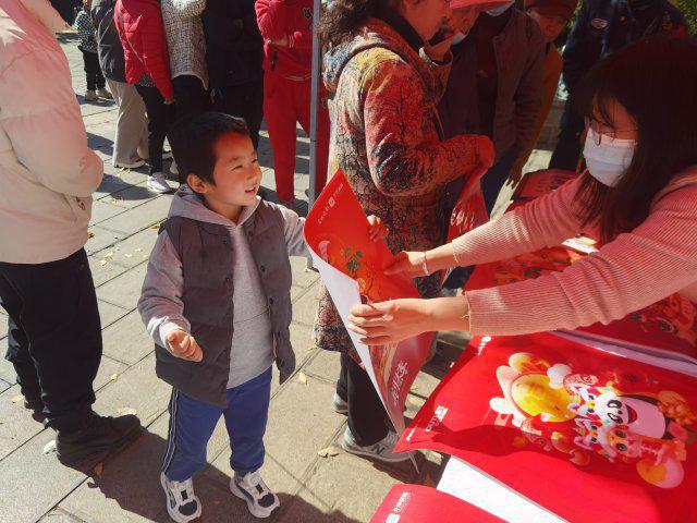 春城晚报-开屏新闻·生活节｜传承经典墨韵新年！年画欢乐送活动再掀热潮(图5)