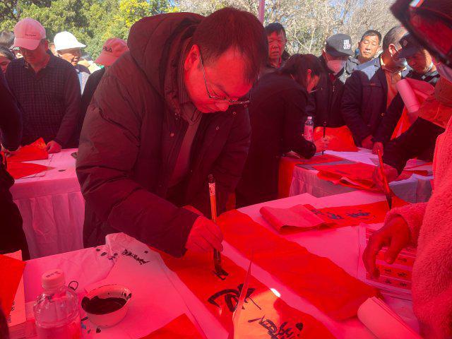 春城晚报-开屏新闻·生活节｜传承经典墨韵新年！年画欢乐送活动再掀热潮(图3)