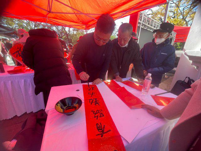 春城晚报-开屏新闻·生活节｜传承经典墨韵新年！年画欢乐送活动再掀热潮(图2)