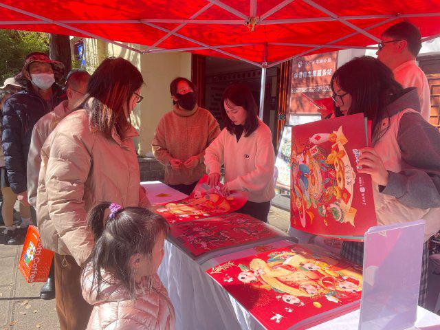 春城晚报-开屏新闻·生活节｜传承经典墨韵新年！年画欢乐送活动再掀热潮(图4)