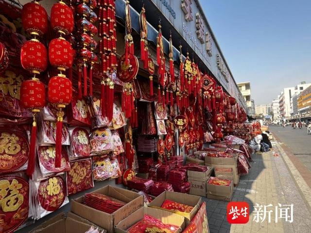 “蛇元素”来了年货市场“年味儿”浓(图4)