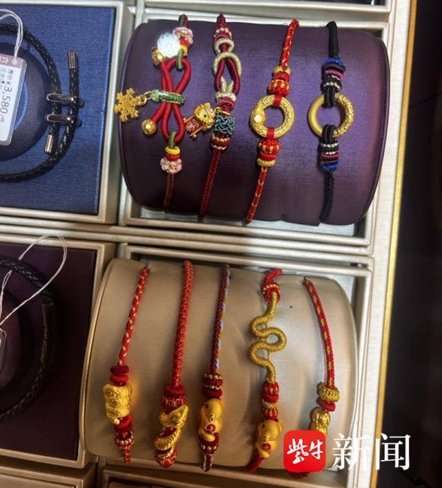 “蛇元素”来了年货市场“年味儿”浓(图3)