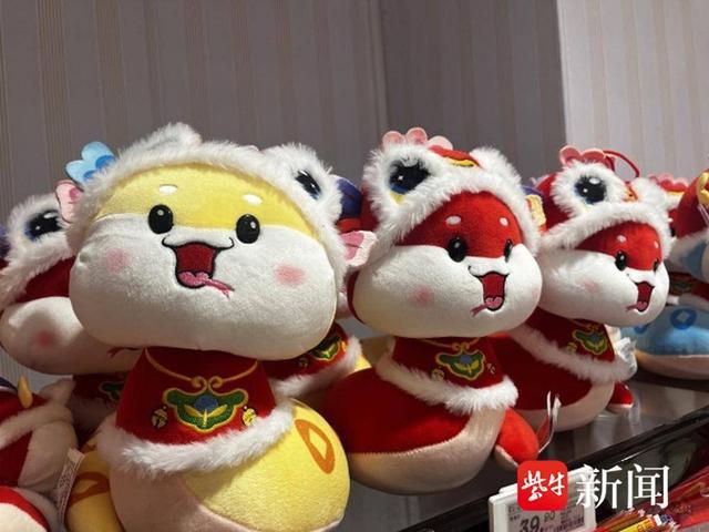 “蛇元素”来了年货市场“年味儿”浓(图2)