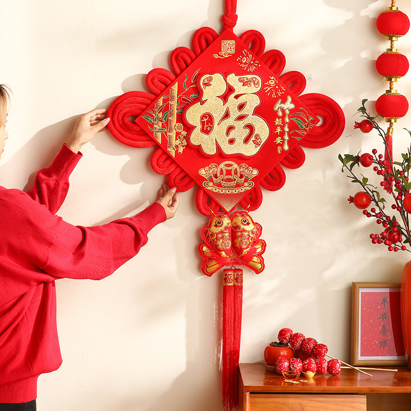 山东济南：氛围感拉满 新年挂饰热销(图1)