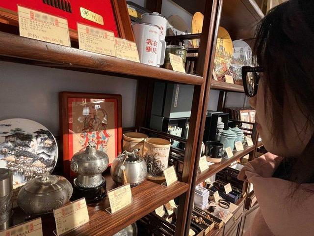 新春走基层｜春节装饰品销售火爆 非遗工艺品掀新潮(图4)