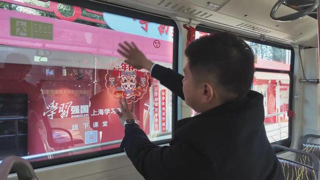 张贴新春装饰49路公交车站焕新装迎新年(图4)