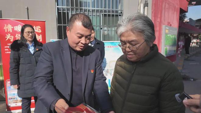 张贴新春装饰49路公交车站焕新装迎新年(图2)