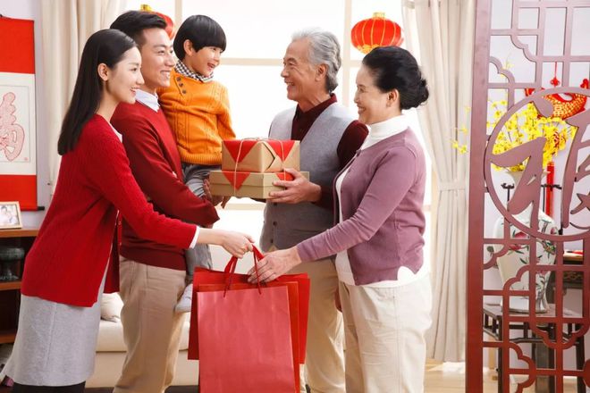 春节送礼牢记：1不问2要放3不送懂礼数亲朋好友都开心(图5)