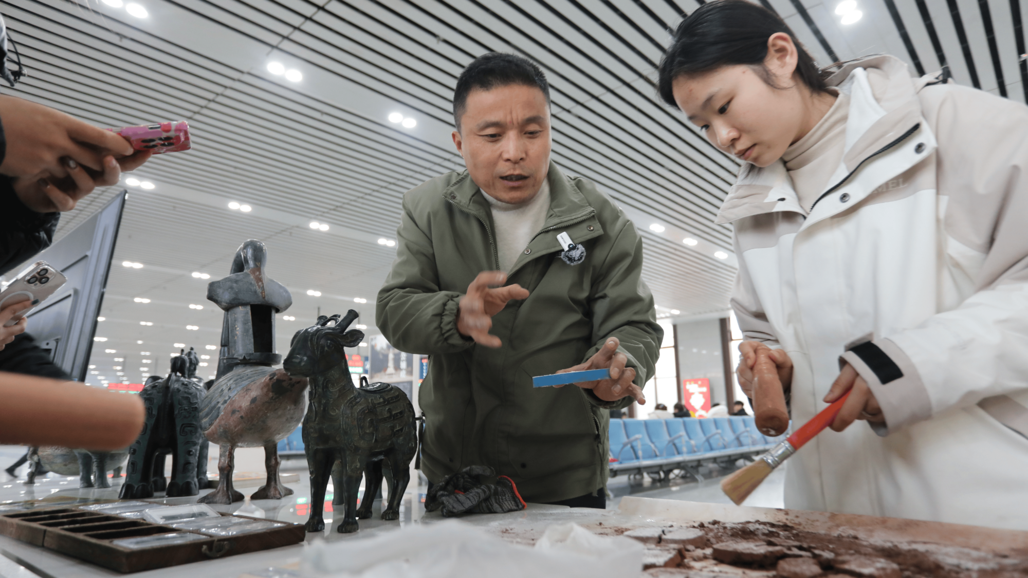 新春走基层丨候车室里赏非遗 让旅客归途更有文化味(图3)