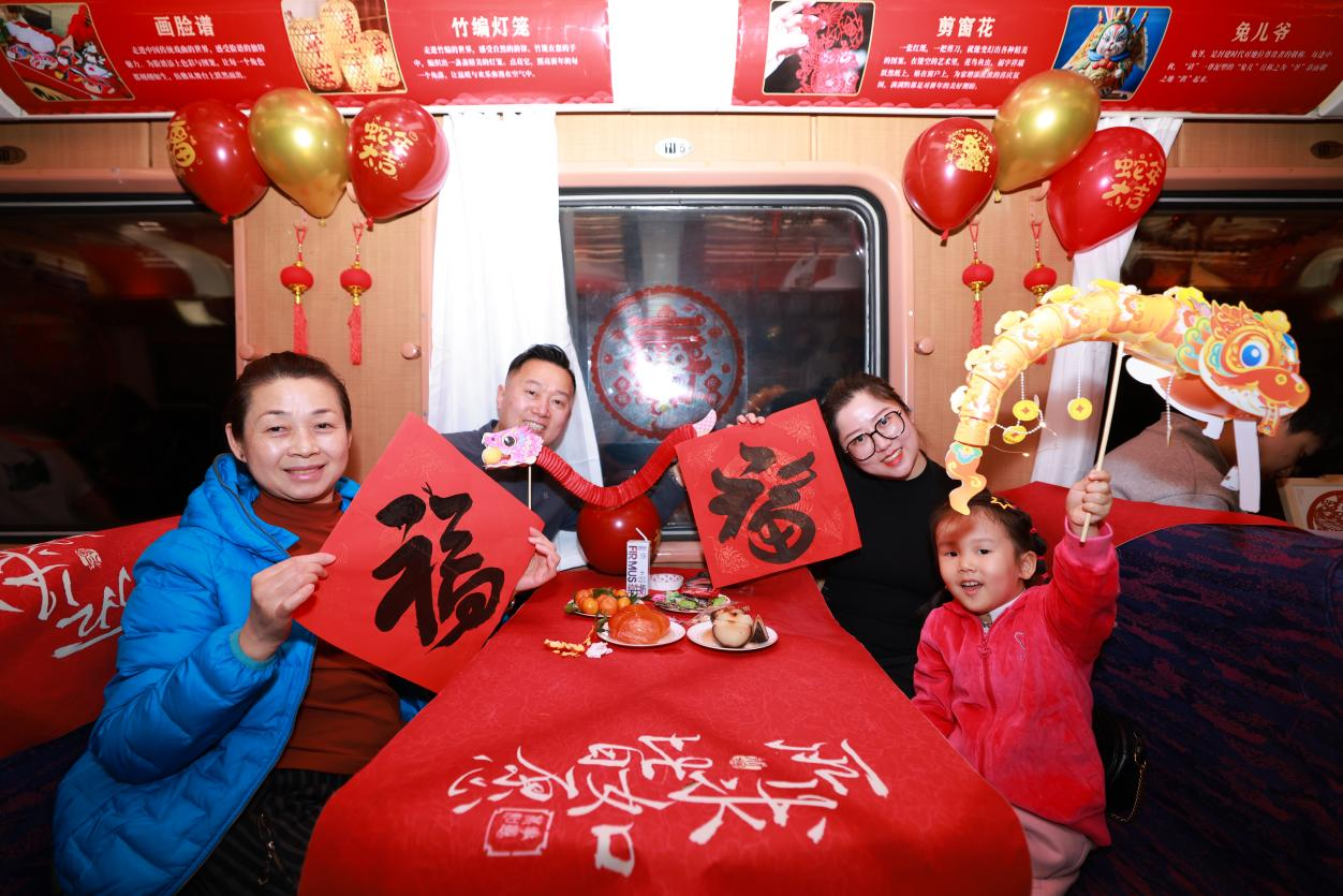 新春走基层连续19年的列车春晚 温暖旅客回家路(图2)