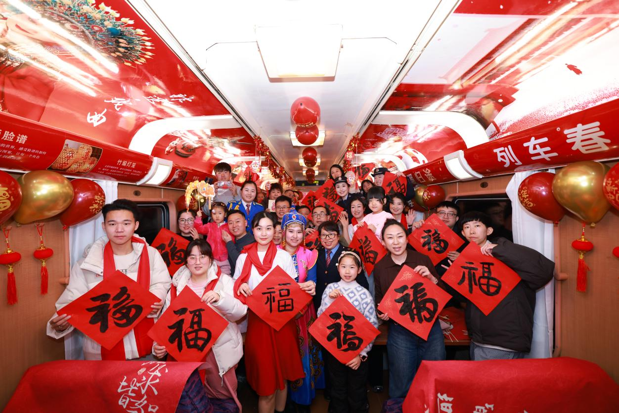 新春走基层连续19年的列车春晚 温暖旅客回家路(图3)