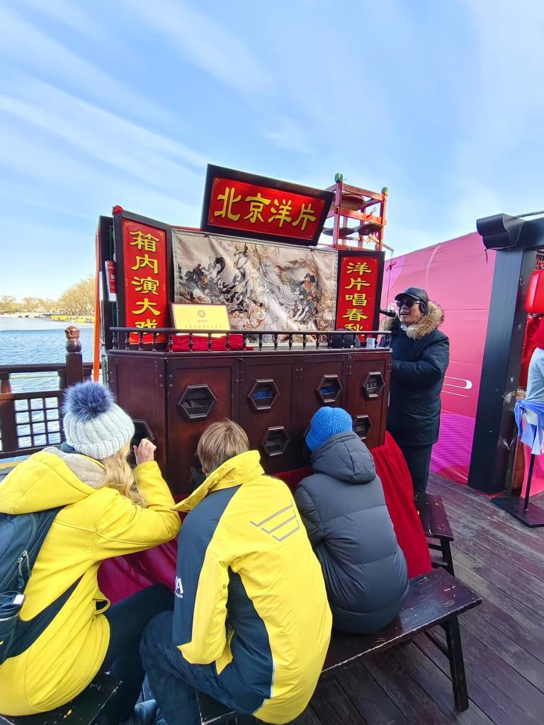 新春走基层·记者体验360行丨同老外“China Travel”：“春节是中国的也是世界的”(图4)