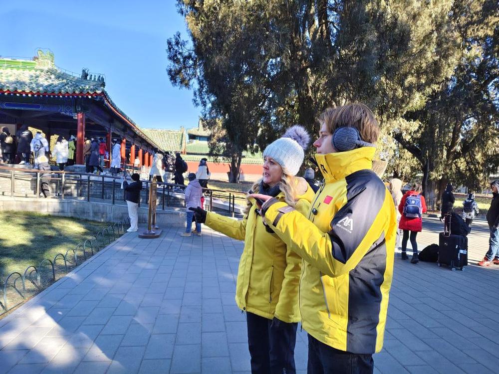 新春走基层·记者体验360行丨同老外“China Travel”：“春节是中国的也是世界的”(图2)