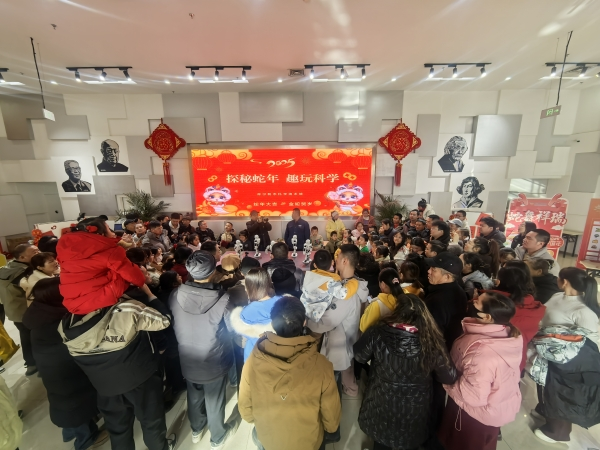 库尔勒：文化场所成为春节期间热门打卡地(图2)