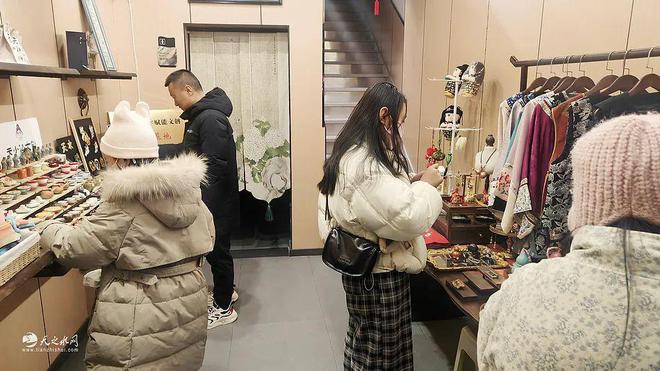 【特别关注】天小仙文创店春节期间人气爆棚 地方文化与特色产品受热捧！(图3)