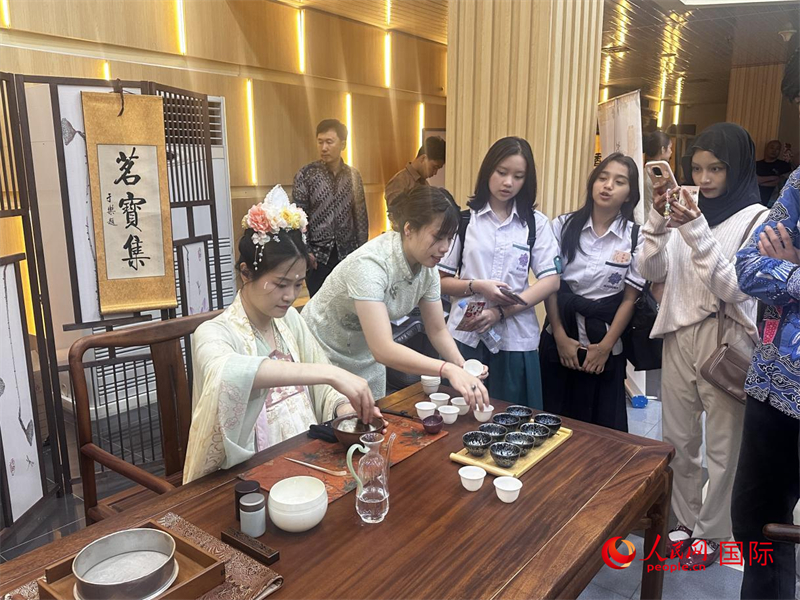 印尼阿拉扎大学孔子学院举办“金蛇迎新春 欢乐闹元宵”文化游园会(图2)