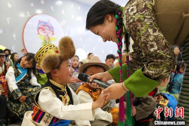 西藏拉萨：儿童藏装派对迎藏历新年 文化传承铸团结(图2)