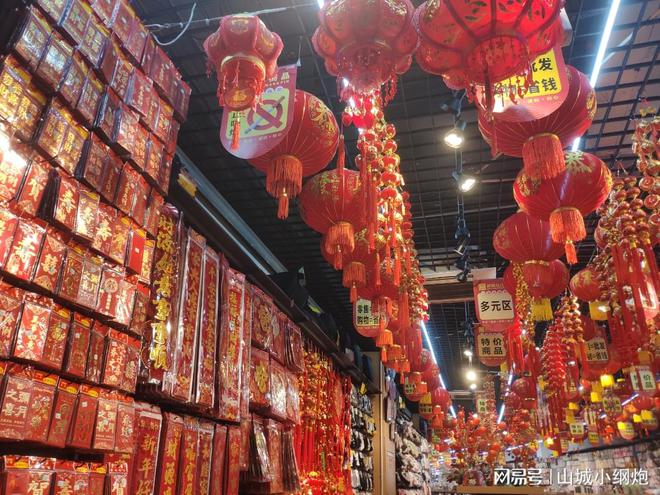 重庆：新年临近年味浓 “蛇”元素饰品畅销(图6)