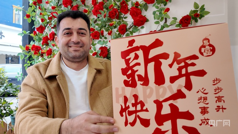 逛“世界超市” 国际友人喜迎新春(图2)