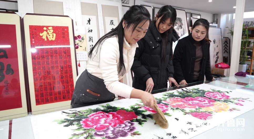 日照莒县：挂书画 迎新年(图2)